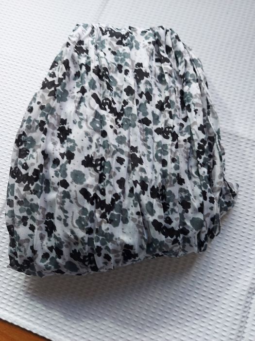 Echarpe em tons Preto / vários tons de Cinzento / Branco.