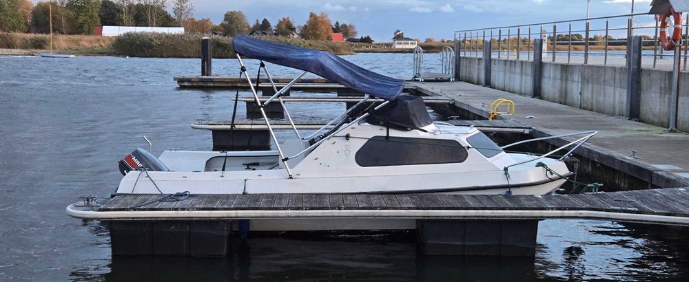 Łódź motorowa kabinowa 4,2 m SPRZEDAM, mariner/yamaha 1986r. Sprawna.