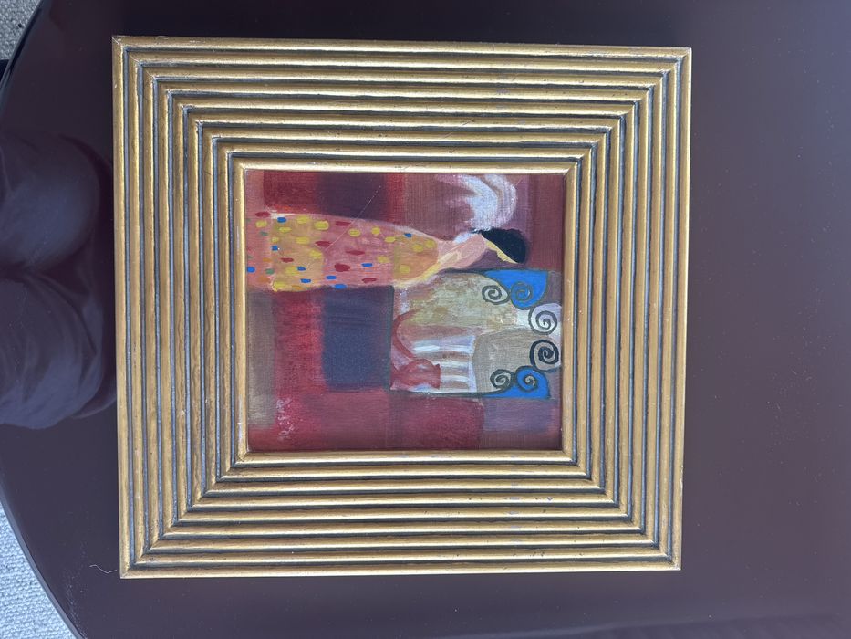 Obraz inspirowany „Pocałunkiem” Gustava Klimta – w złotej ramie