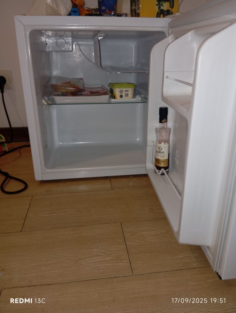 Conjunto de um Forno e, frigobar em óptimo estado