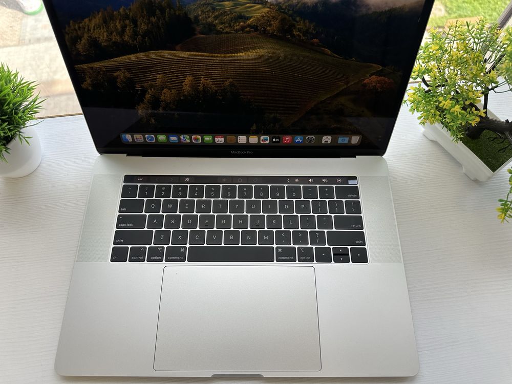 MacBook Pro 15" i9/32/1Tb SSD Space Gray 2019 Гарантія ! як  Новий !