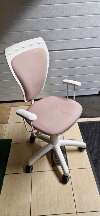 różowe krzesło dla dziewczynki