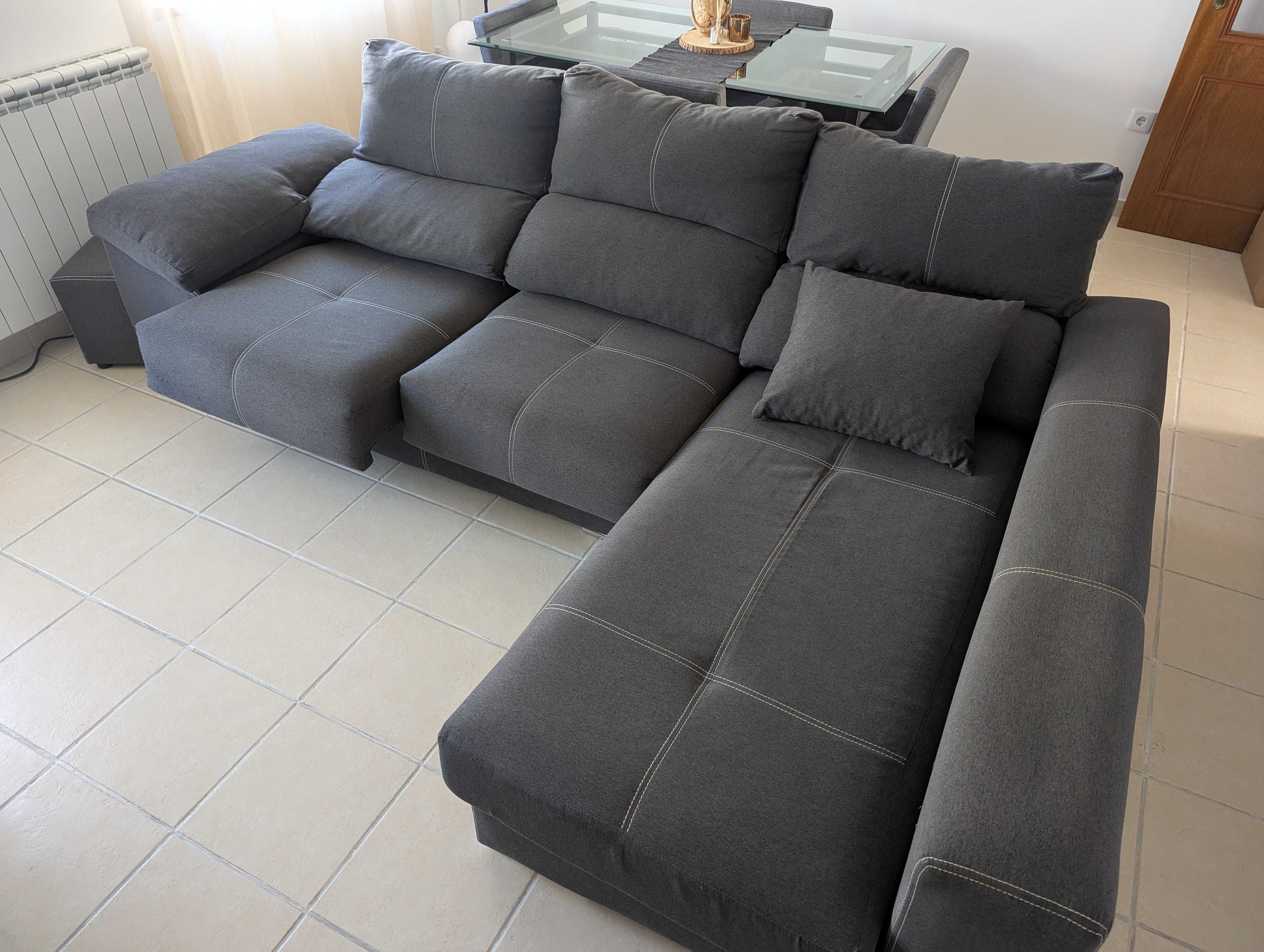 Sofá com chaise longue, almofada e puffs