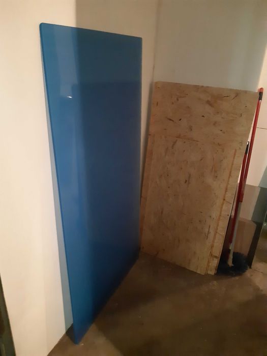 Mesa / Secretária com tampo de vidro azul e cavaletes de suporte