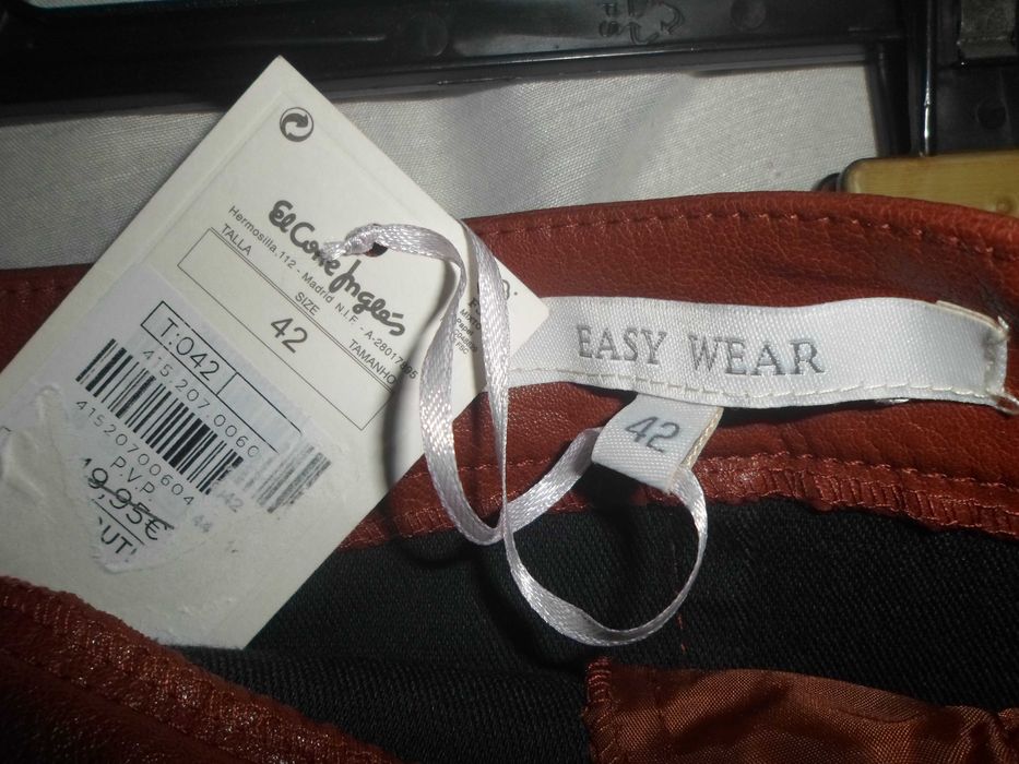 saia nova em pele com etiqueta  com bolsos