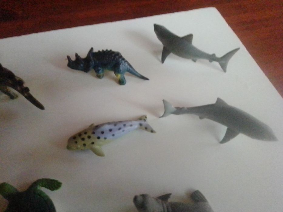 Bonecos de animais peixes e dinossauros
