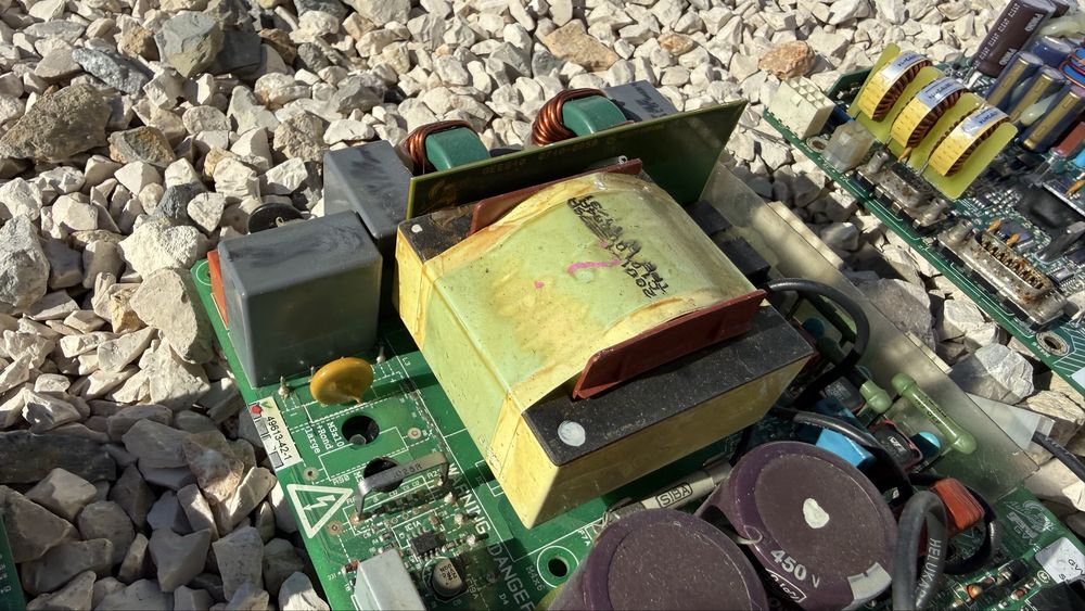 Vendo placas electronicas com muitos componentes electronicos