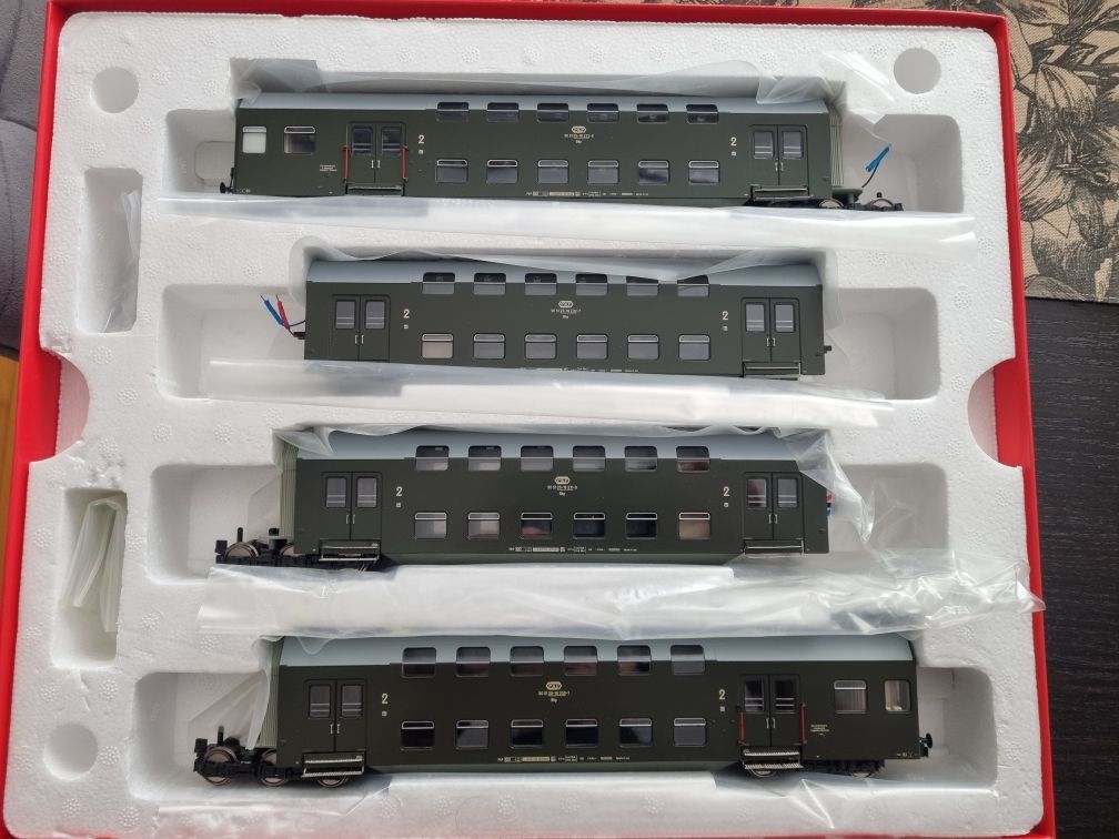HRS4227 Oświetlony Full DCC Zestaw wagonów piętrowych PKP H0