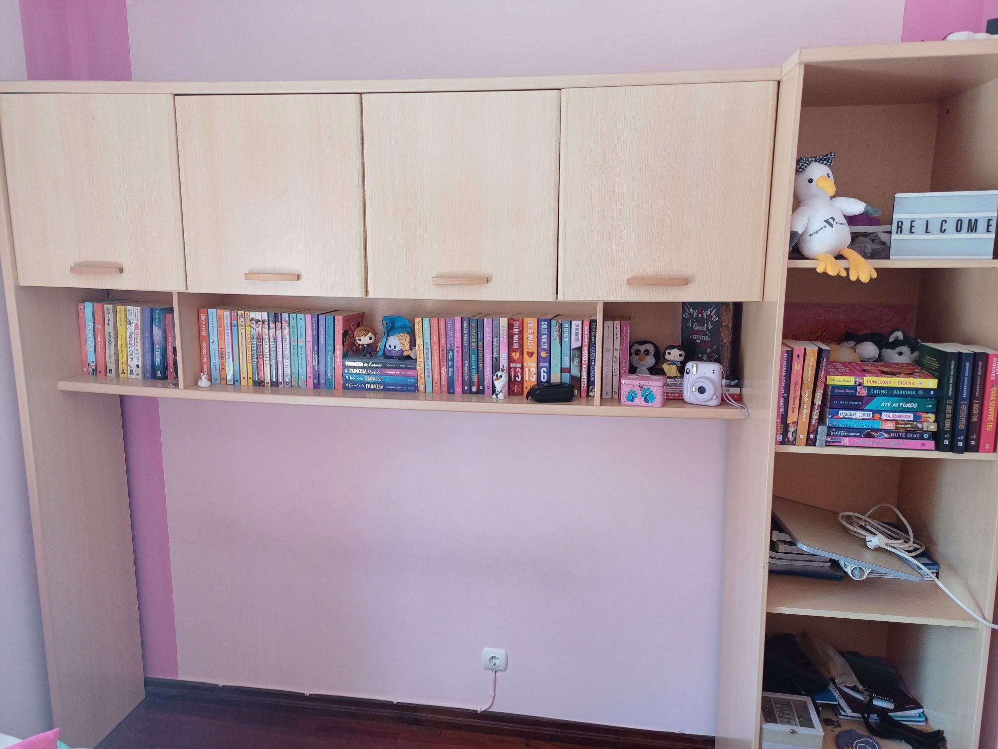 Móvel de quarto com bastante arrumação