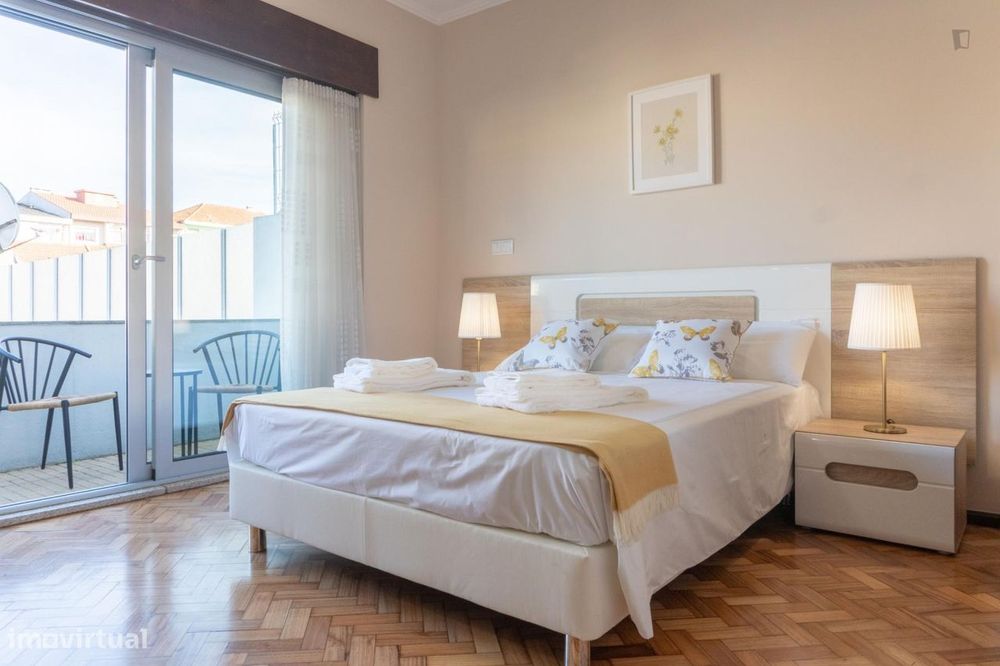 311898 - Quarto com cama de casal em moradia...