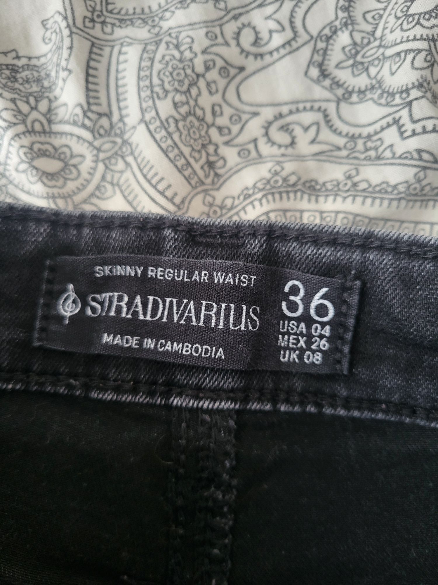 Jeansy Stradivarius przedarcie na kolanie  Skinny Regular Waist