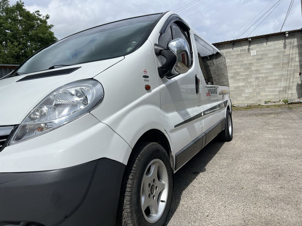 Opel Vivaro Long пассажир 9 мест , 2.0 мотор , 6 ступка ,