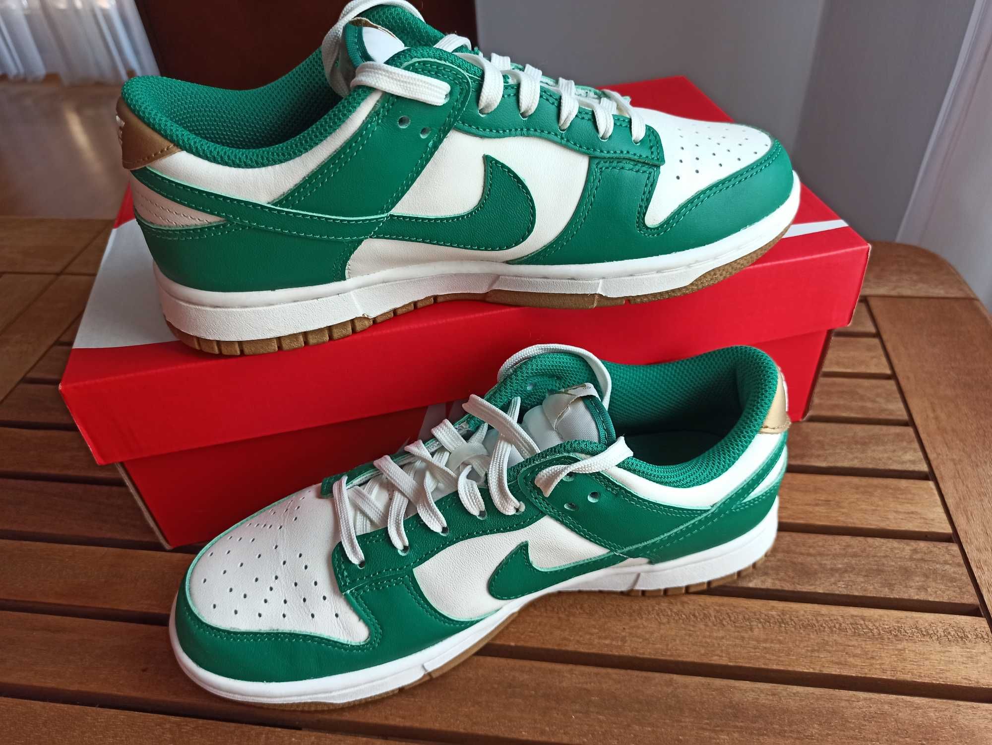 (r 38,5 -24,5 cm.) Nike Dunk Low Malachite University Gold FB7173, 131