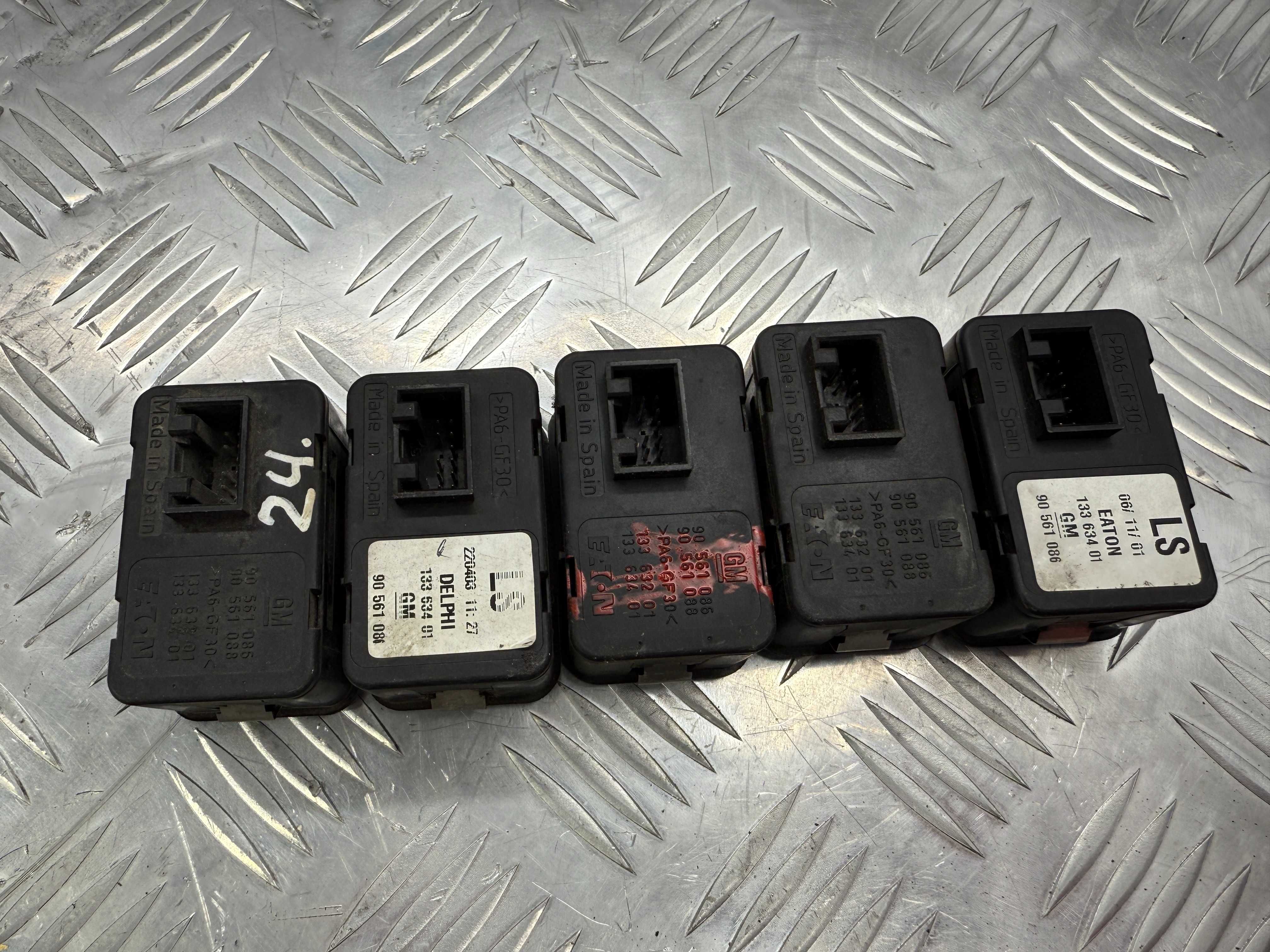 Блок кнопок стеклоподъемников передний opel zafira astra g 90561086