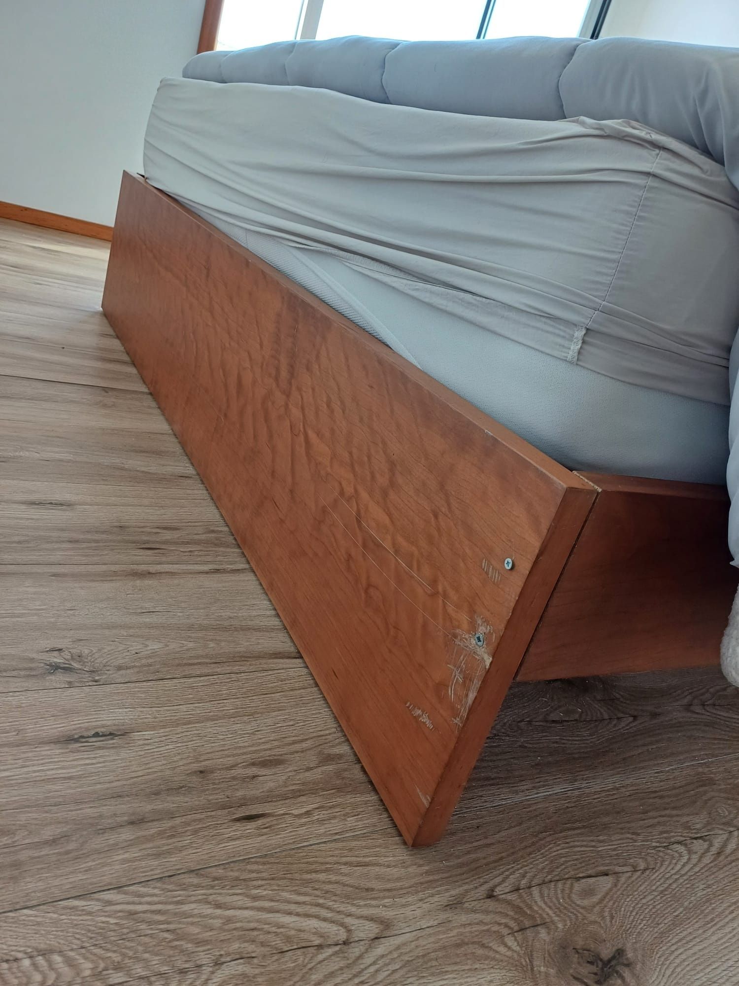 Cama casal, pouco uso ( sem colchão)
