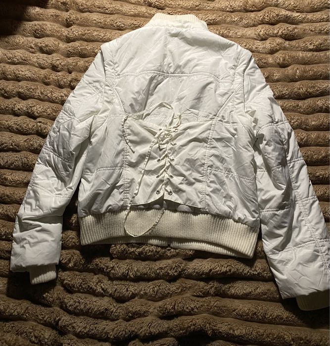 милая белая куртка с бантиком на спине