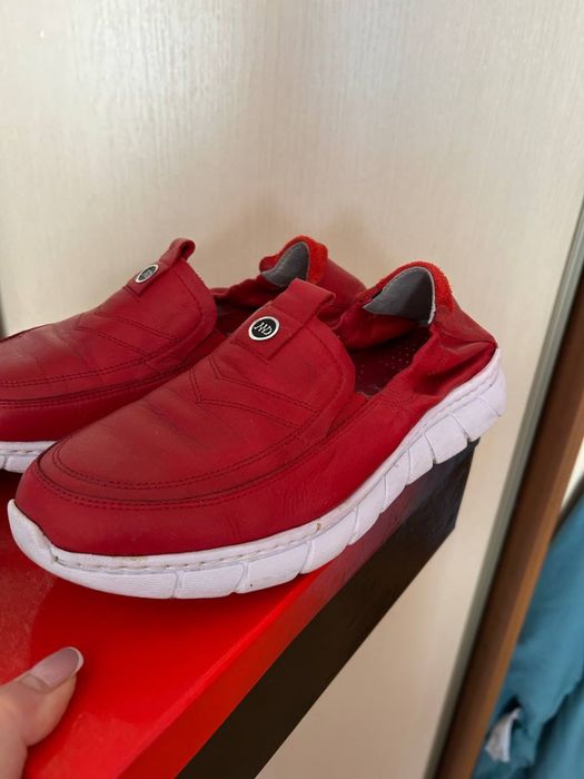 Червоні шкіряні мокасини