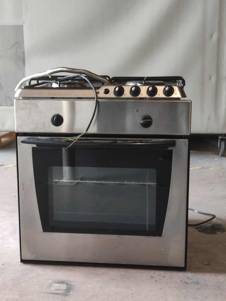 Forno Indesit Elétrico + Placa a gás/elétrico Ariston