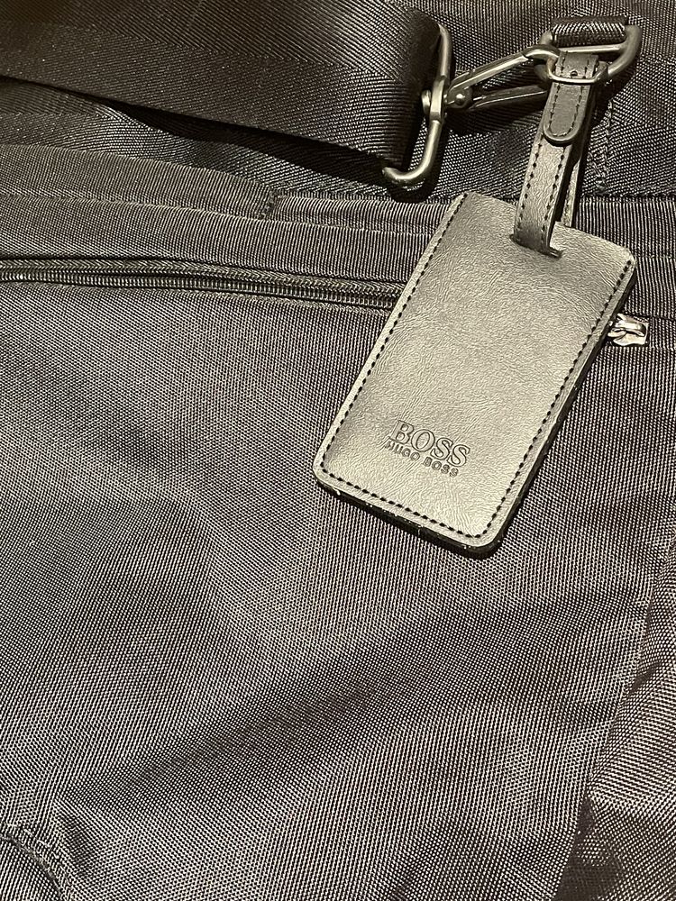 Mala porta fatos Hugo Boss preto alça amovível