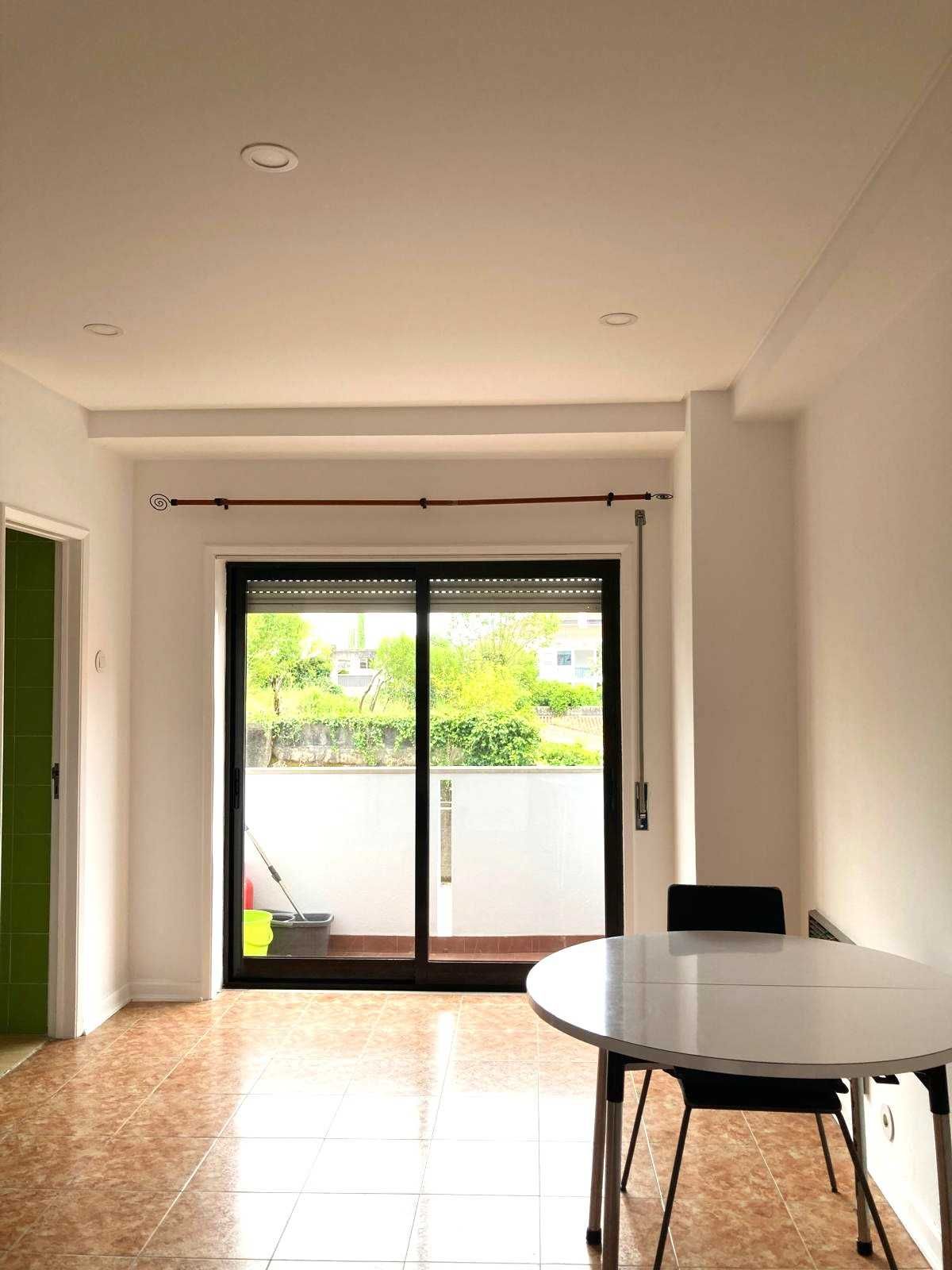CELAS, T 2, Av. Afonso Henriques, junto Liceu J. Falcão, Disponível