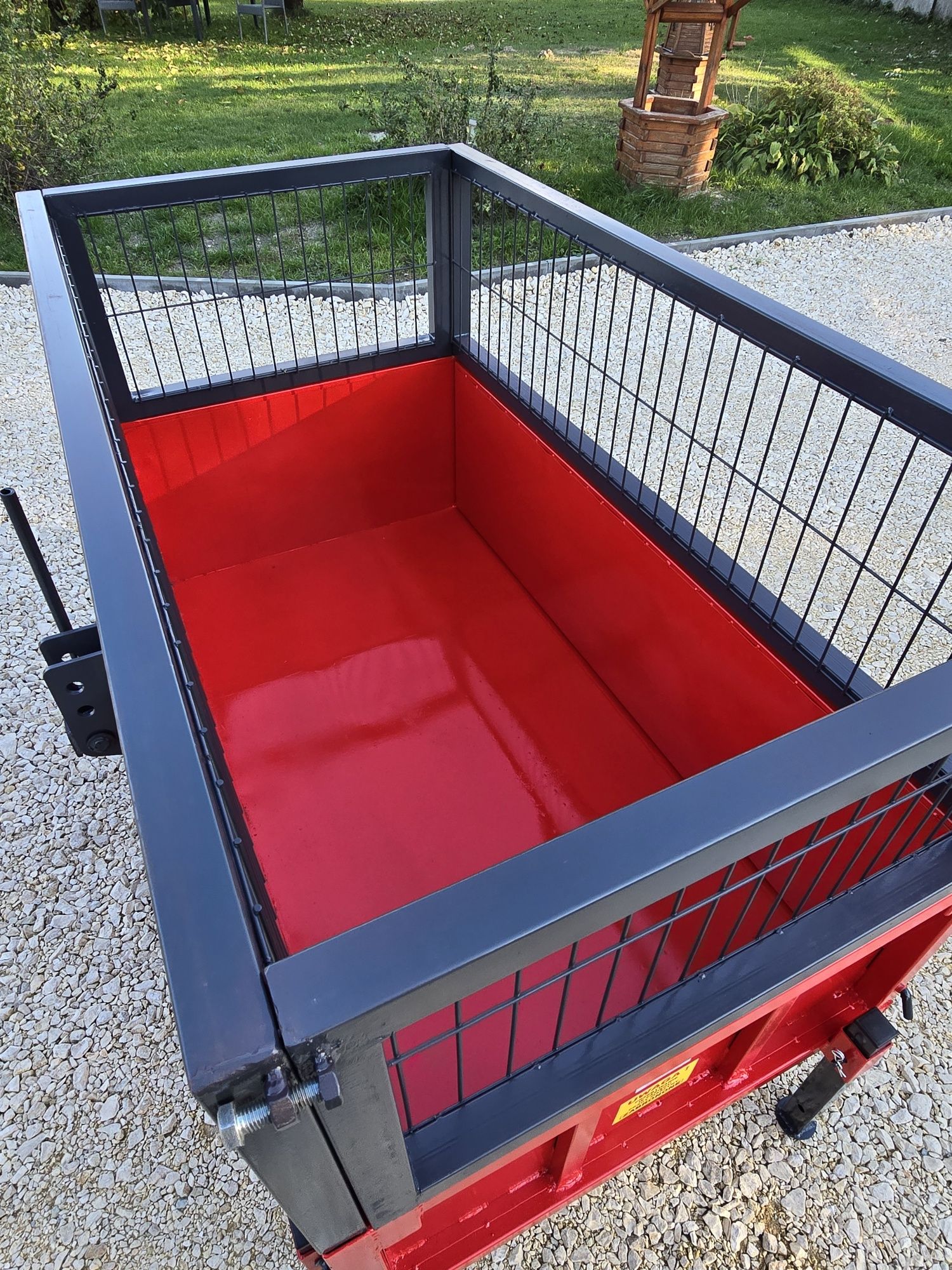 Skrzynia transportowa z nadstawkami stopkami kierem lemiesz