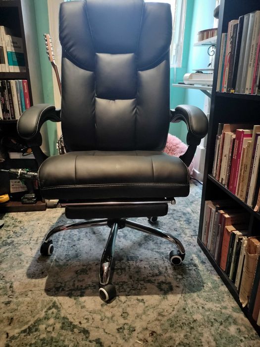 Cadeira de escritório mitsai reclinavel e com repouso para os pés.