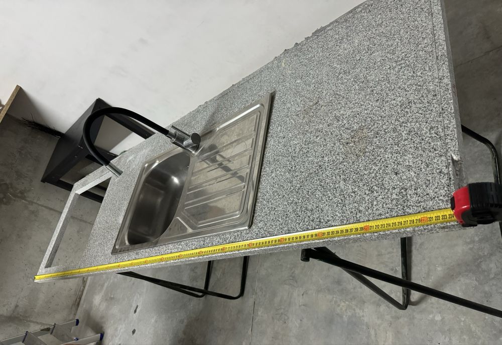 Pedra para banca de cozinha com furo para placa e pio para lava loiça