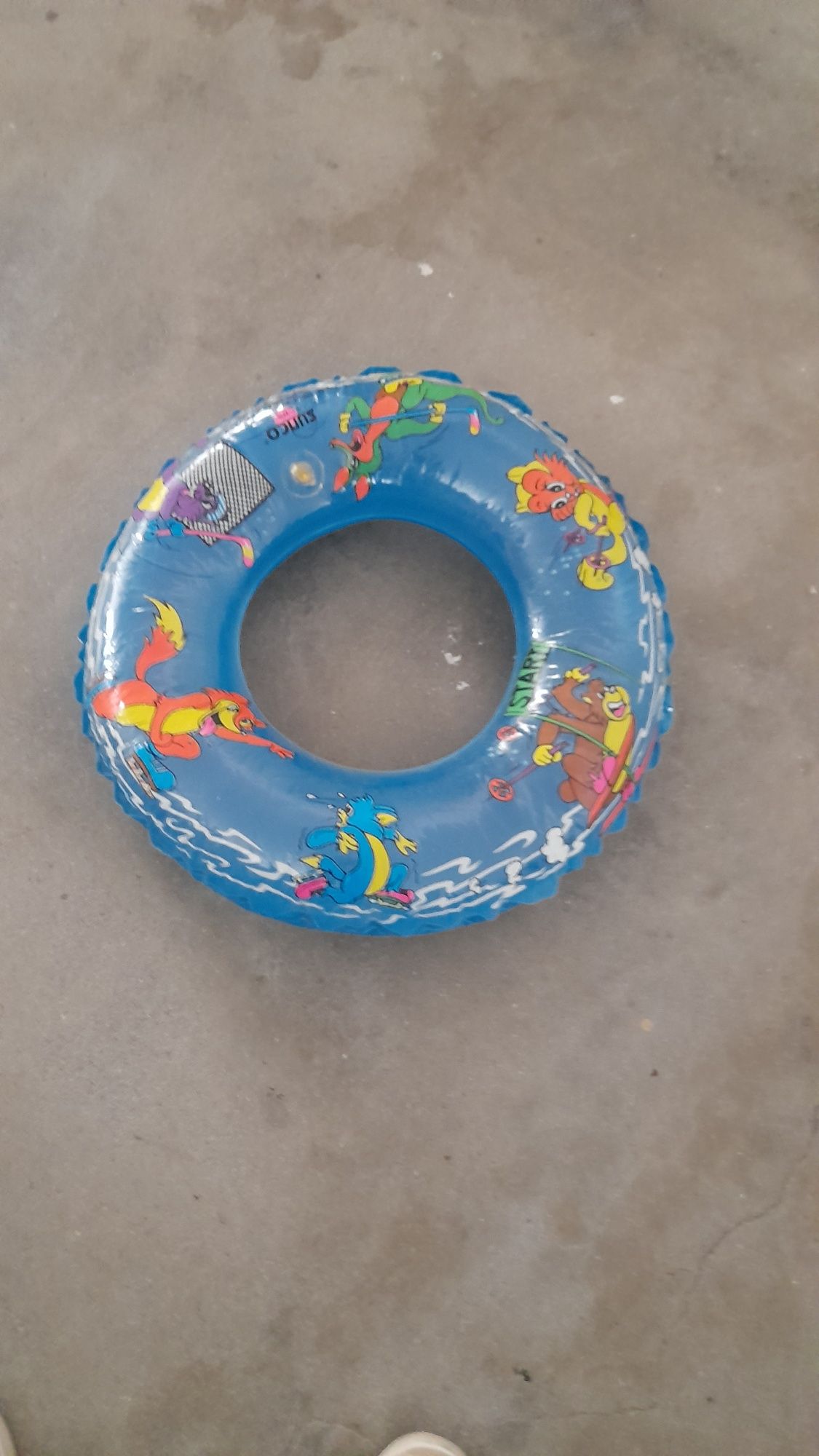 Vendo duas piscinas e boia para bebés
