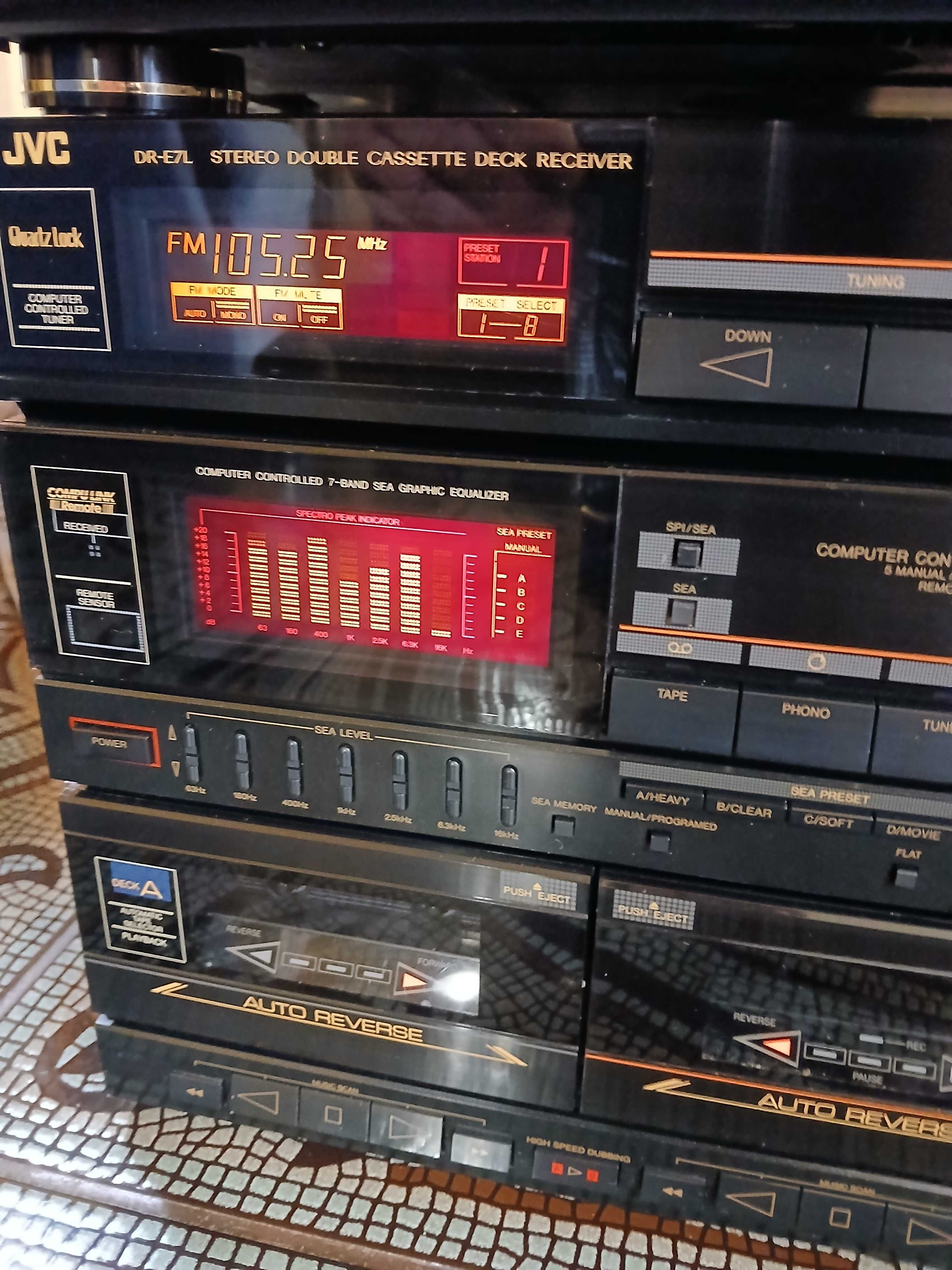 Wieża stereo JVC.