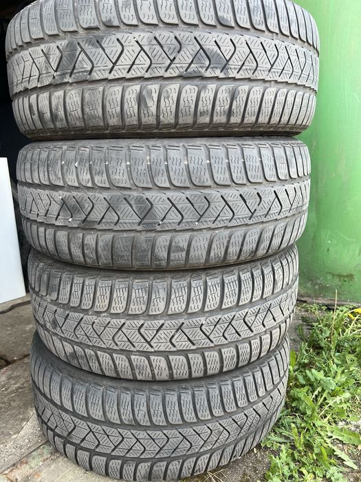 Продам зимову резину 215/55/17  Pirelli 2020 року