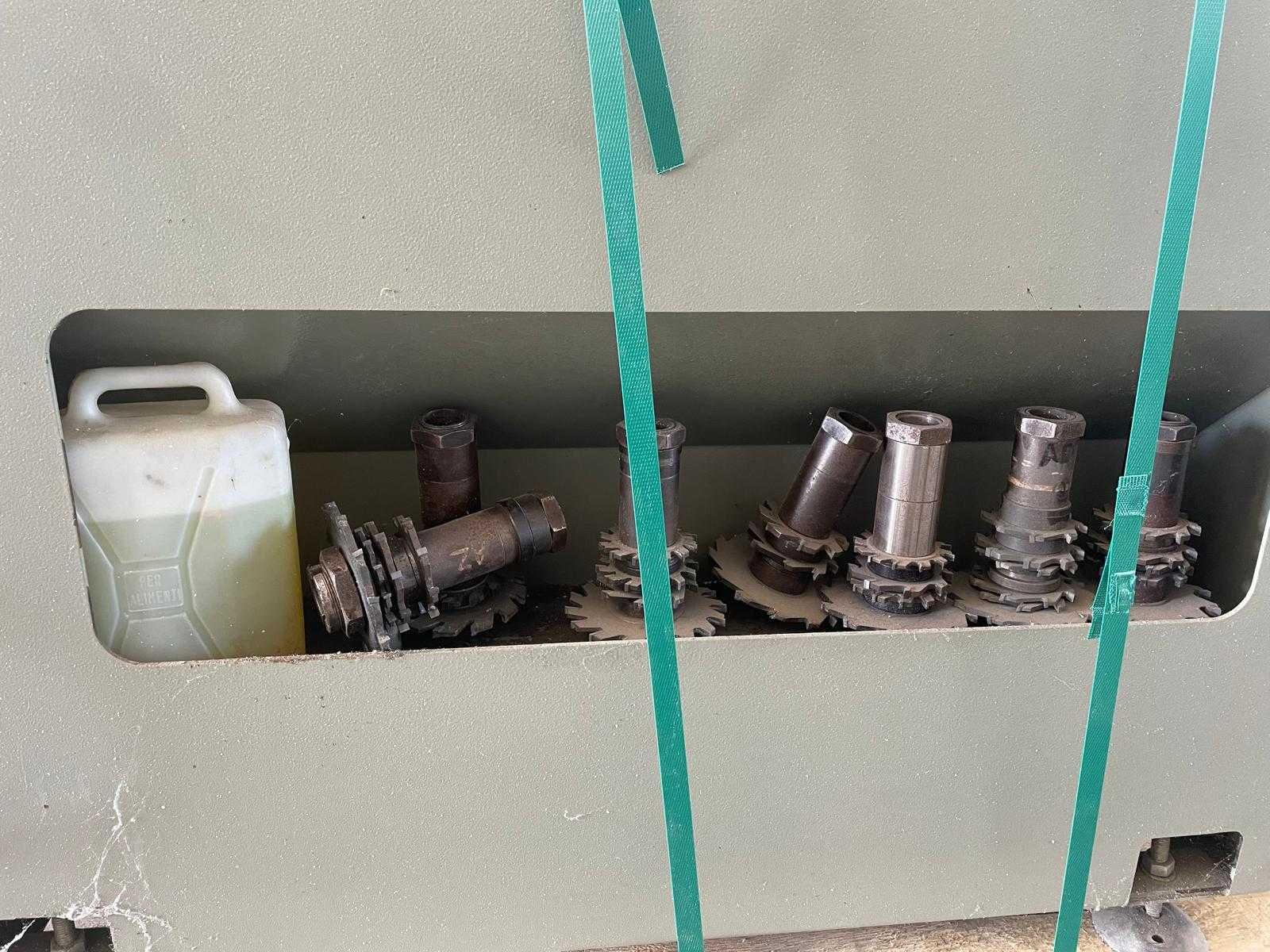 Máquina de malhetar perfis de alumínio