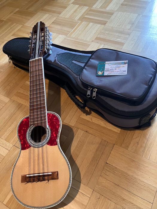 Charango Boliwijskie – ręcznie rzeźbione i malowane, nowe + etui