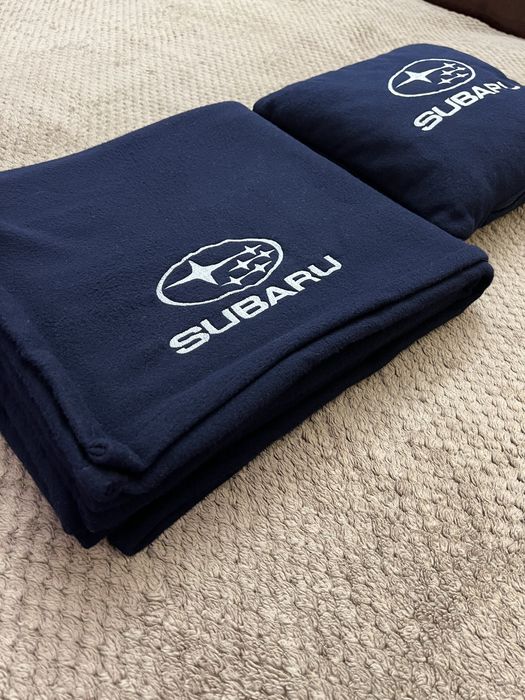 Плед та подушка з логотипом Subaru