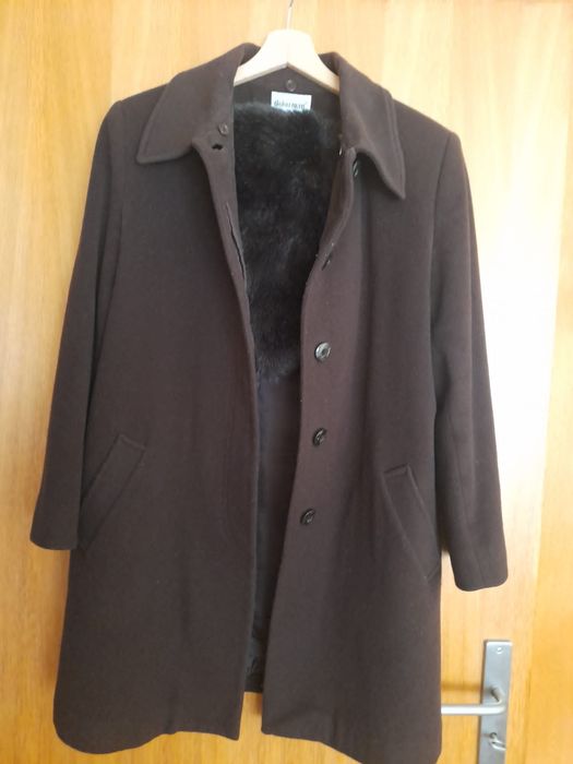 Belo casaco de fazenda castanho