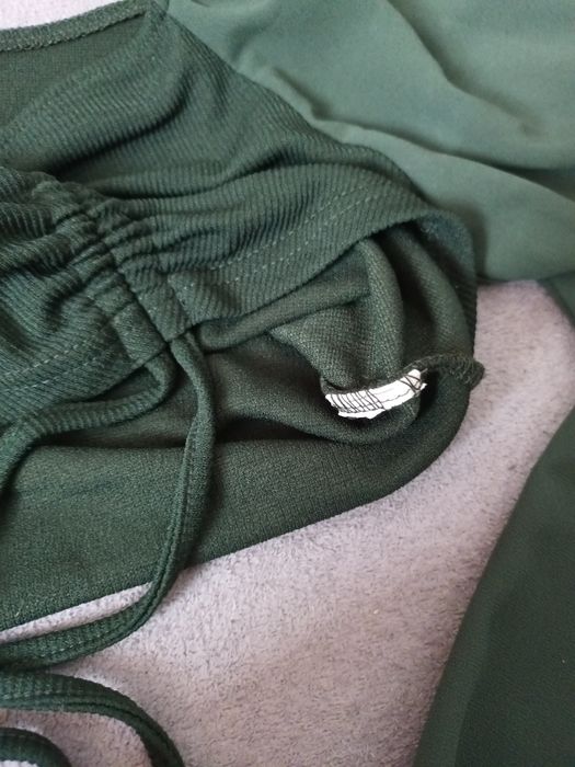 Elegancka zielona bluzka top z bufiastymi rękawami na święta