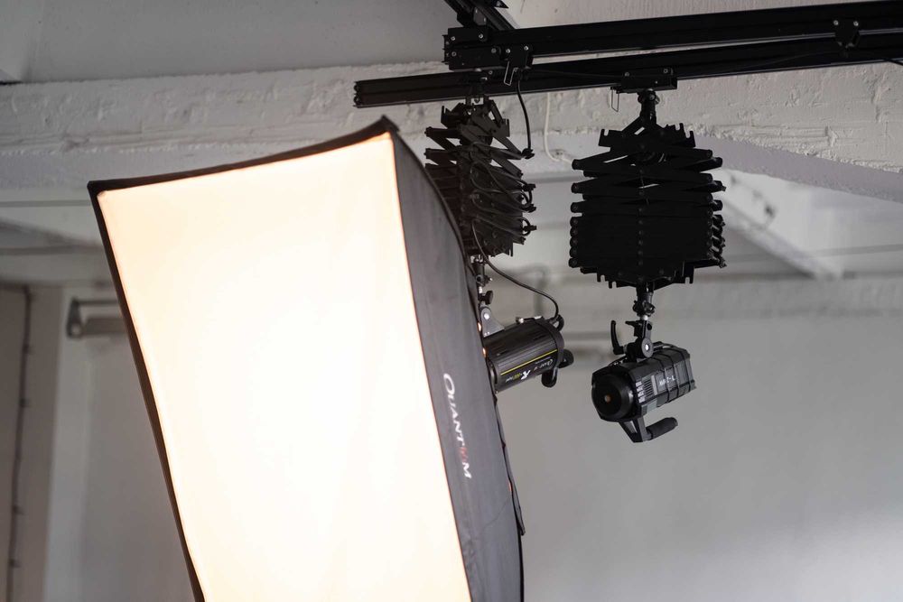 Wyposażenie studia fotograficznego - lampy, pantografy, softboxy
