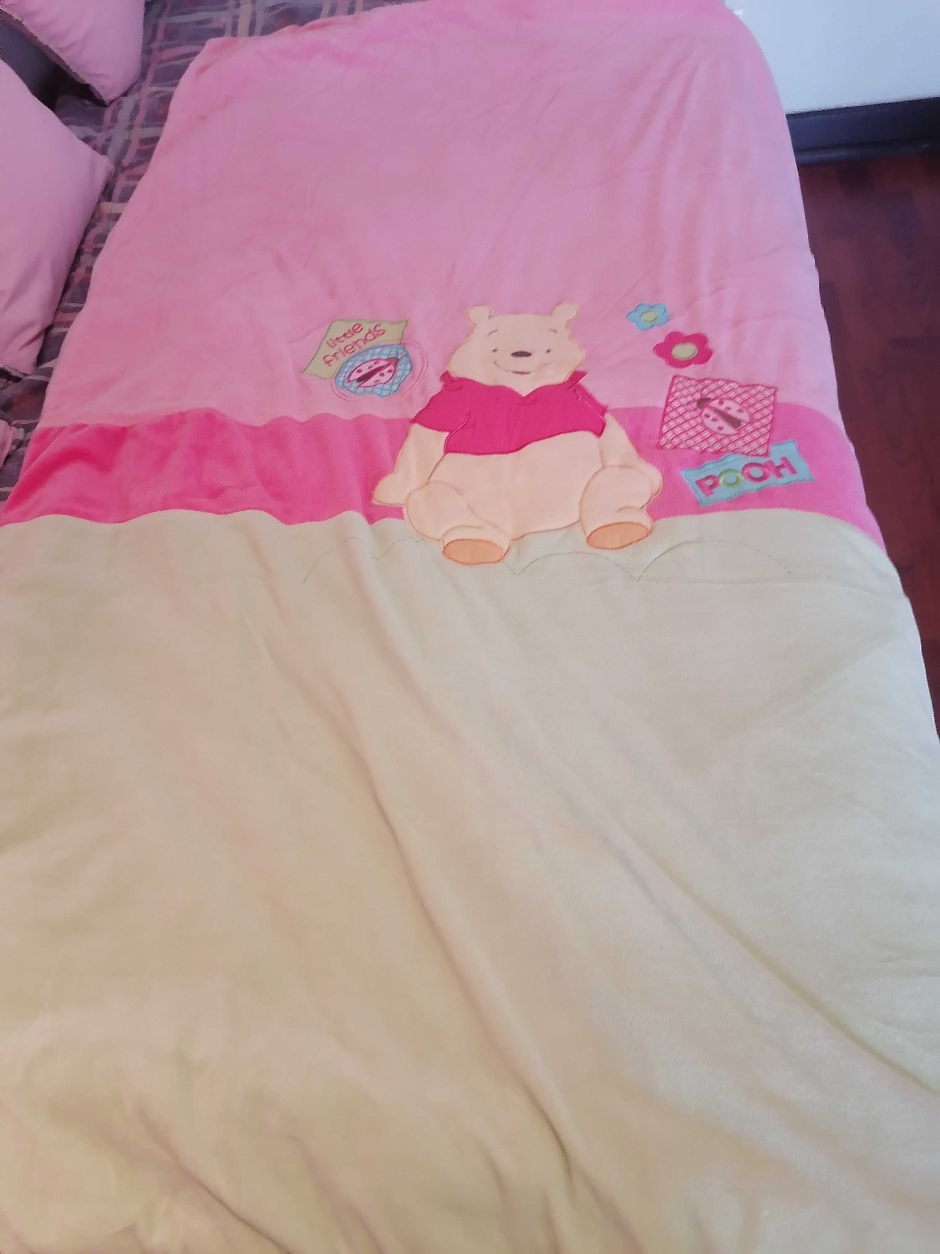 Colcha de Winnie the pooh e protecção de grades para cama bebé