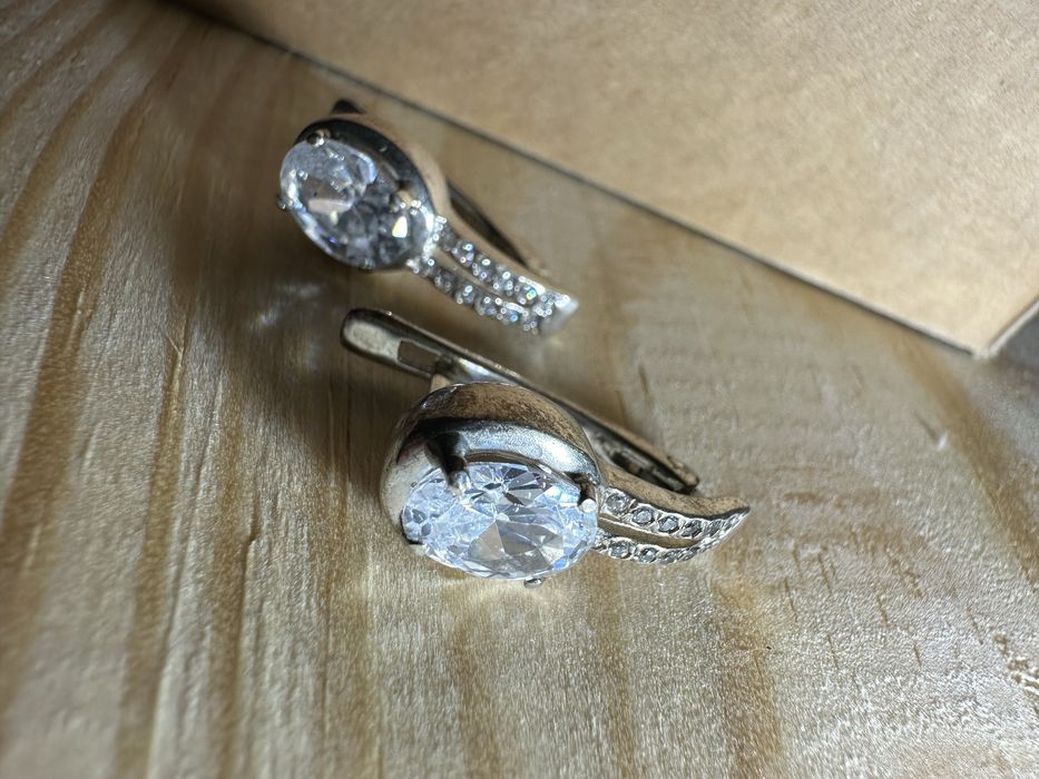 Срібні сережки з фіанітом.