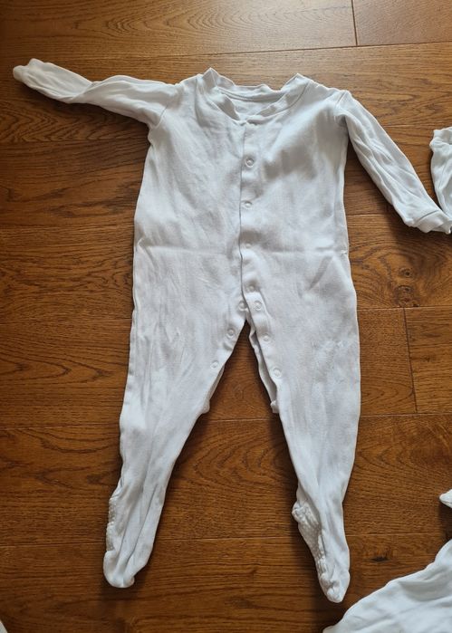 Zestaw 3 pajacyki biale 74 - 80 antyposlizgowe stopy