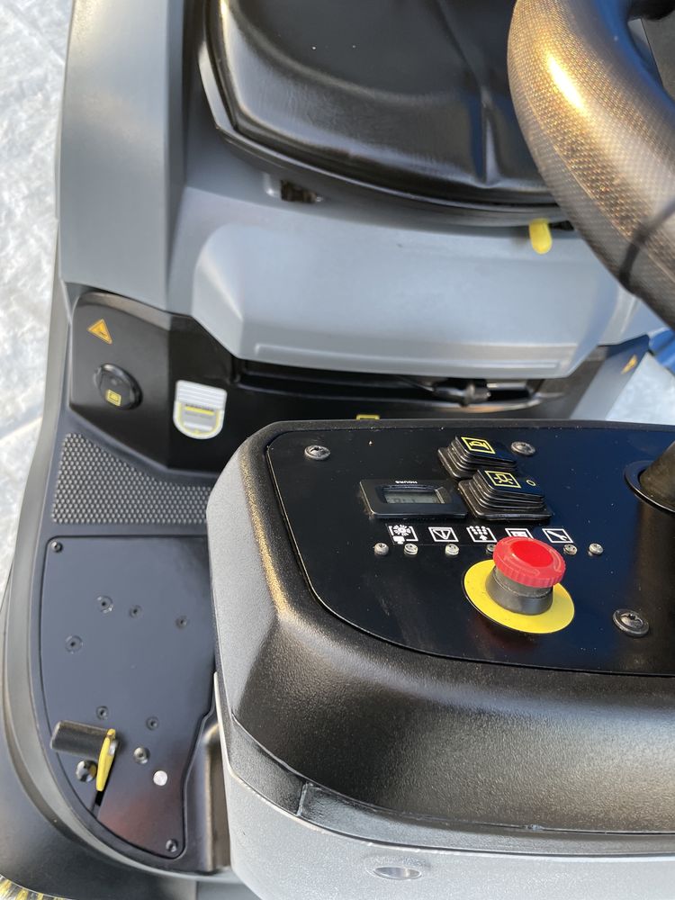Ваакумно підмітальна машина karcher KM 90/60 подметпльная 100/100
