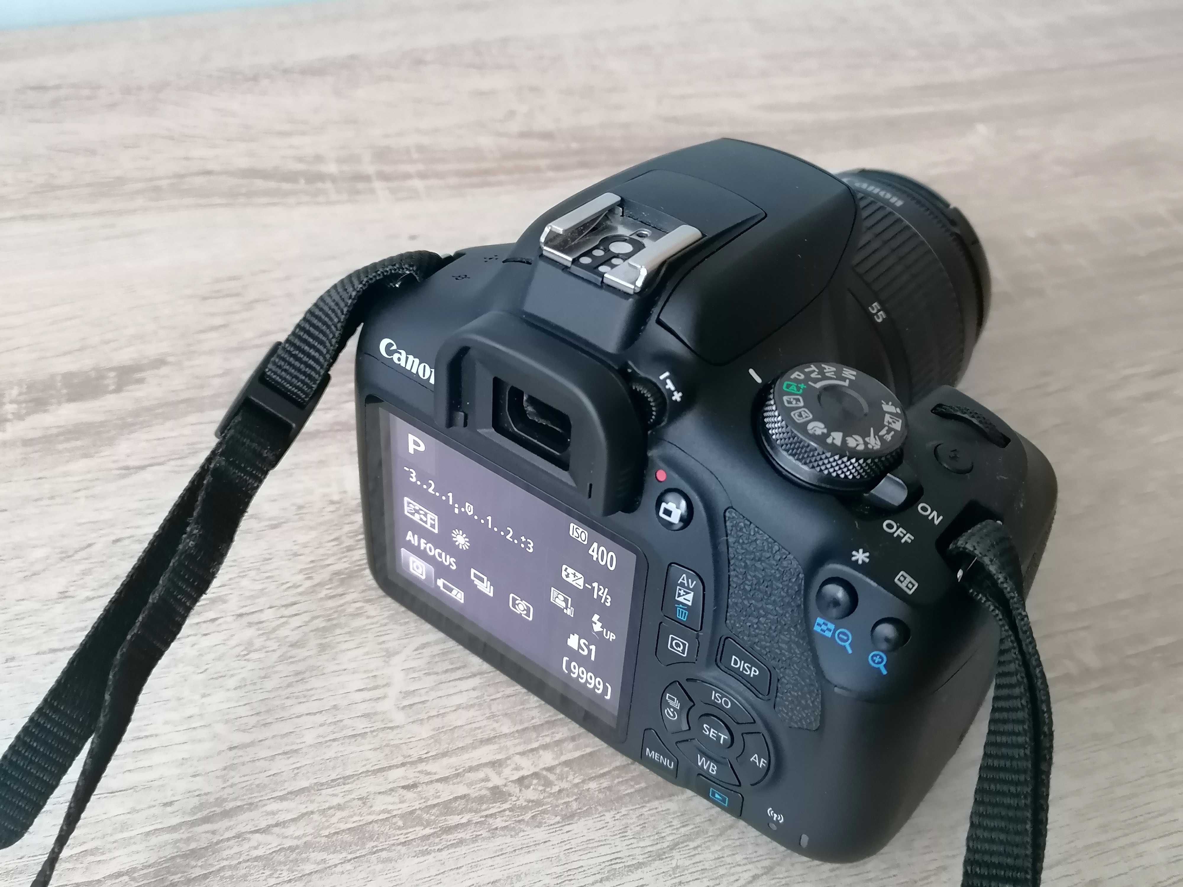 Aparat Canon D2000 z obiektywem 18 - 55
