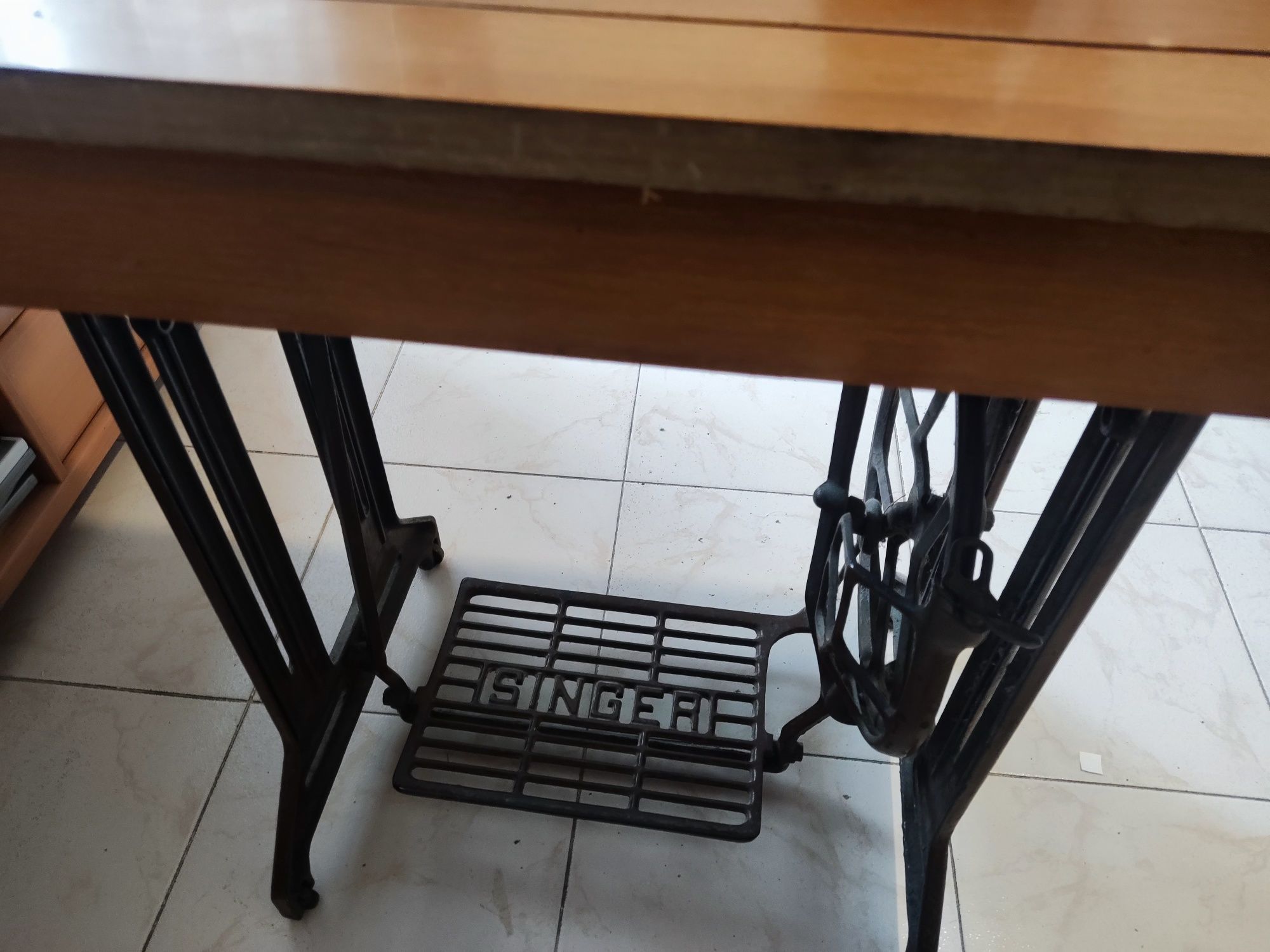 Maquina Singer Antiga com Móvel