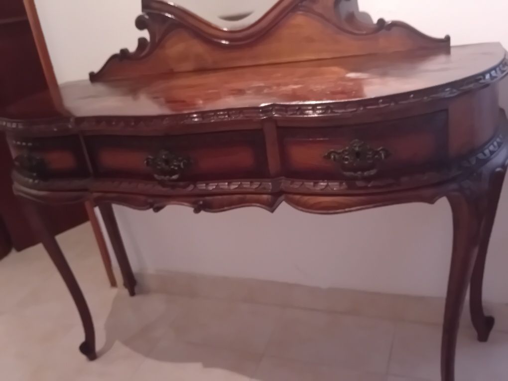 Toucador Antigo muito bem estimado