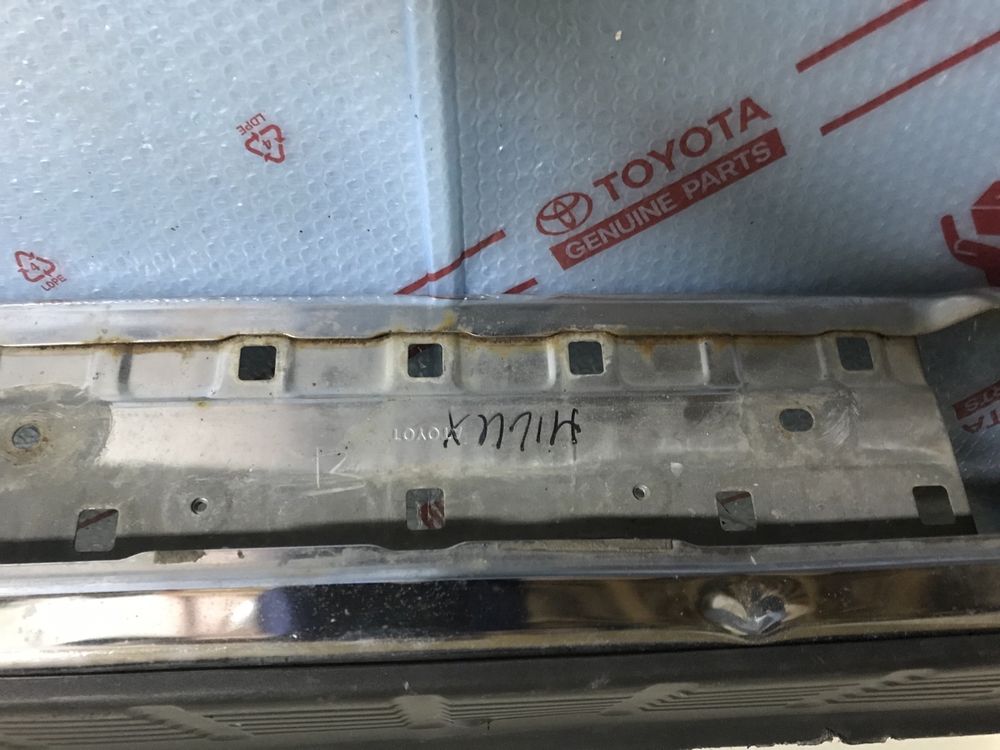 Toyota hilux tylny zderzak