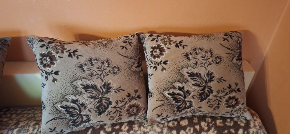 wersalkaz funkcją rozkładania. 
Foteli nie ma. 

Dębowe zdobienia. 
Sw