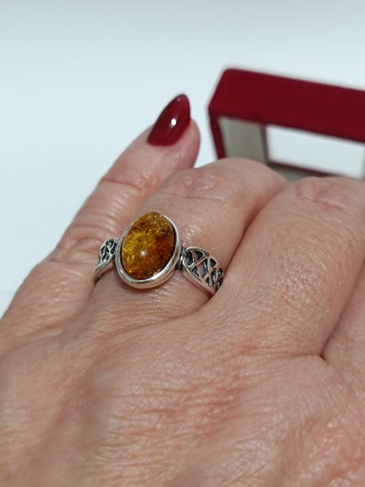 Srebrny pierścionek z herbacianym bursztynem roz.21, srebro próby 925