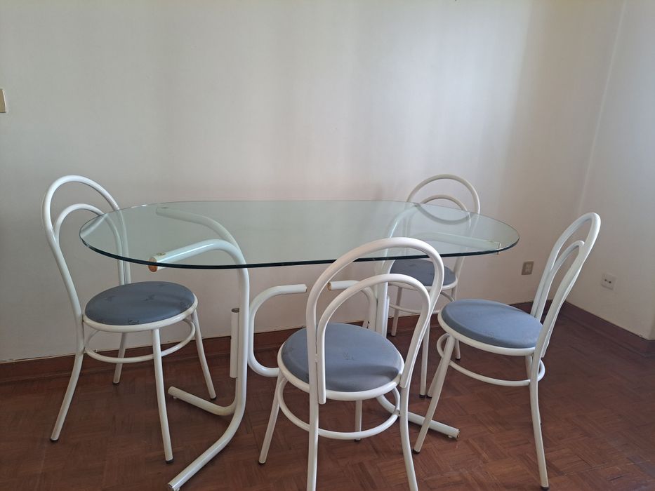 Mesa de vidro com 4 cadeiras