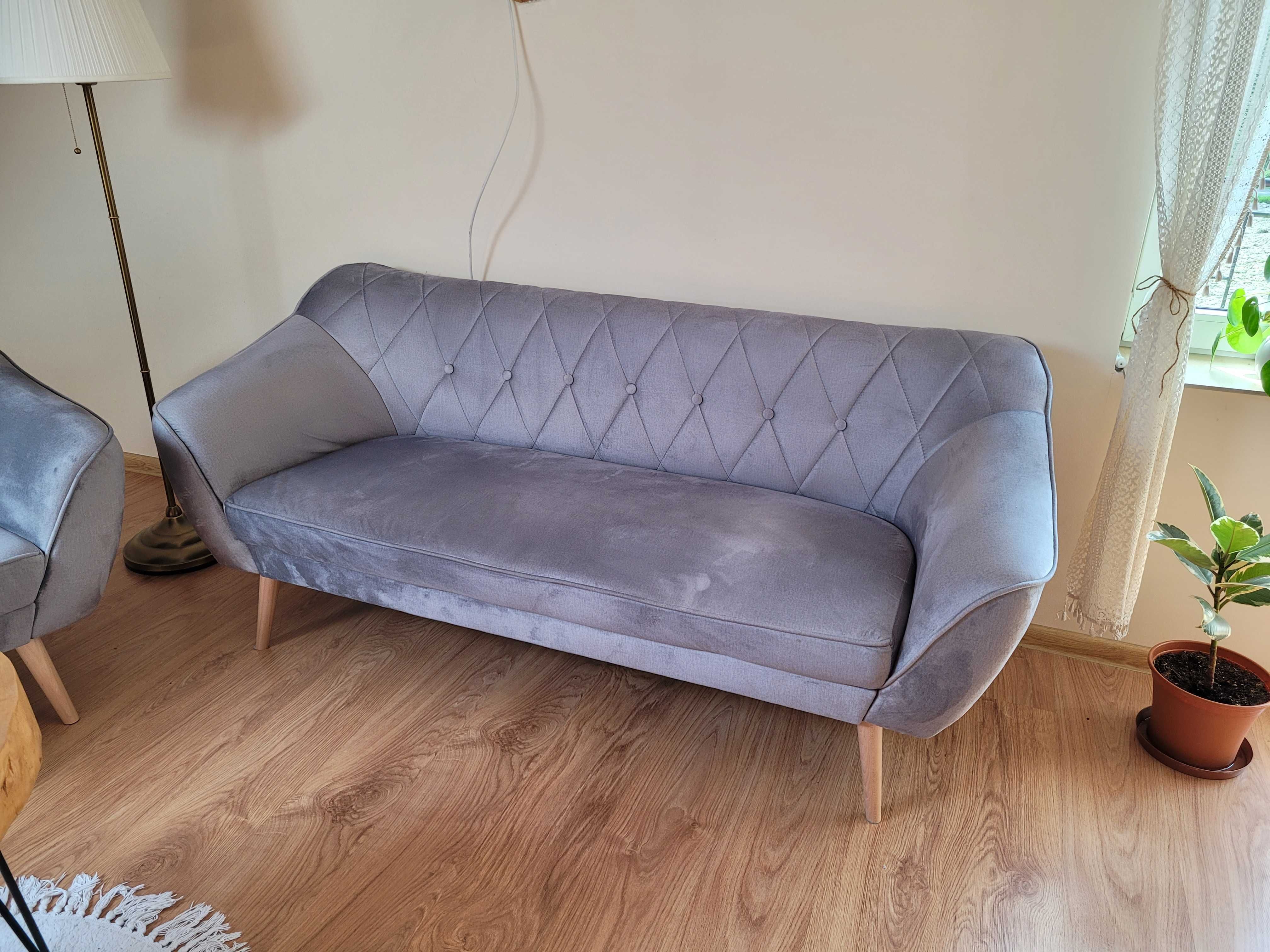 Trzyosobowa sofa skandynawska na drewnianych nogach