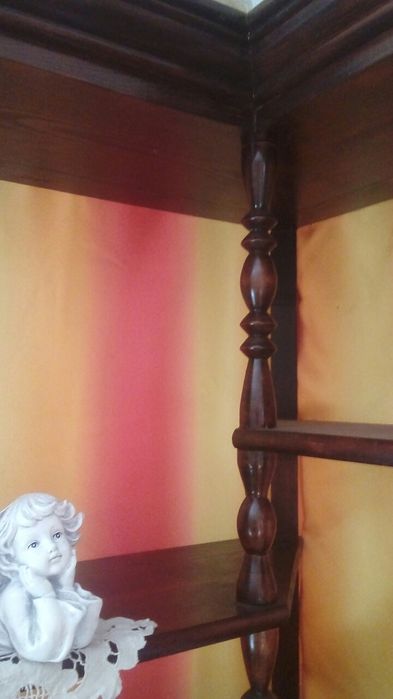 Drewniana narożna witryna retro