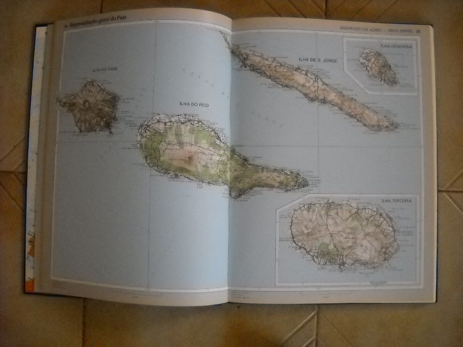 Vendo Atlas de Portugal e 2 dois volumes da História Universal